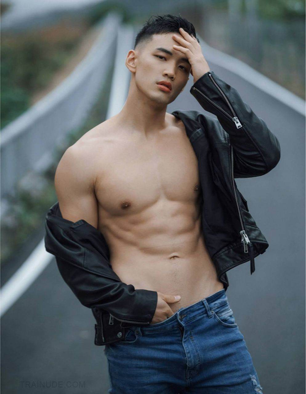 หนุ่มหล่อขึ้นปก 1028.4