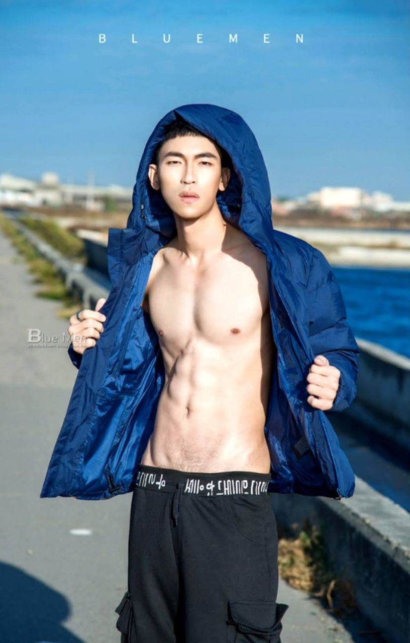 หนุ่มหล่อขึ้นปก 1029