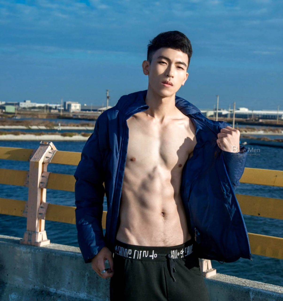 หนุ่มหล่อขึ้นปก 1029