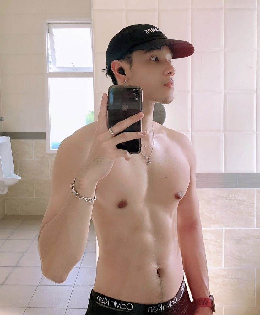 ผู้ชายนมแน่น (1)