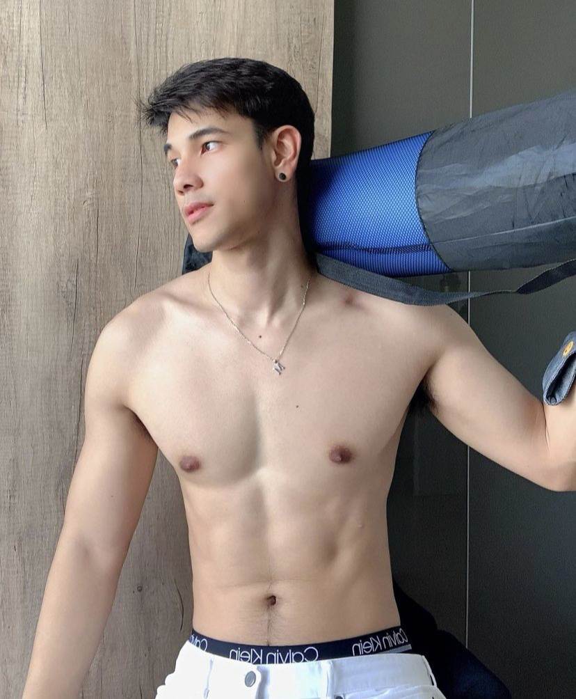 ผู้ชายนมแน่น (1)
