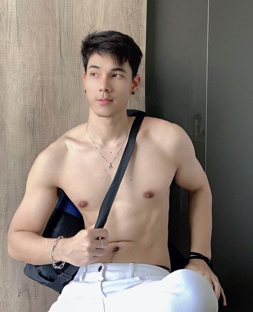 ผู้ชายนมแน่น (1)