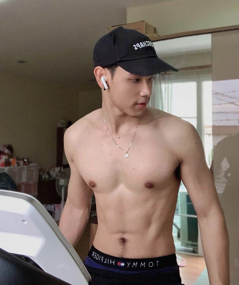ผู้ชายนมแน่น (1)