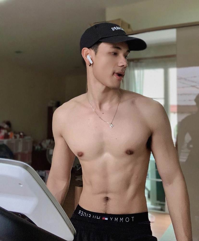 ผู้ชายนมแน่น (1)