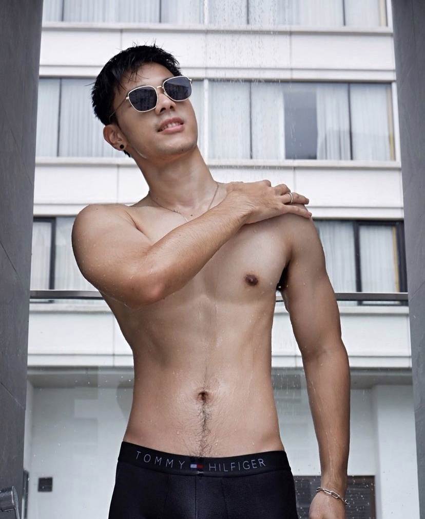 ผู้ชายนมแน่น (1)
