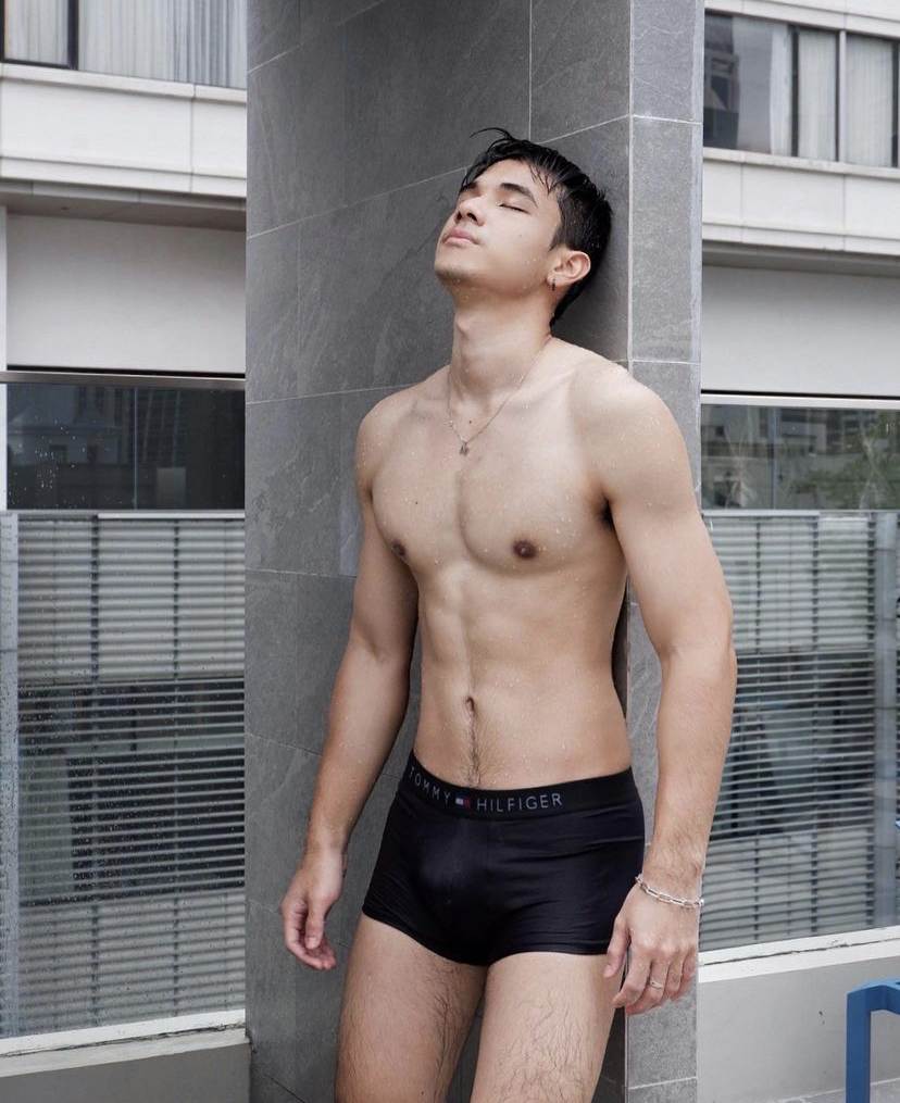 ผู้ชายนมแน่น (1)