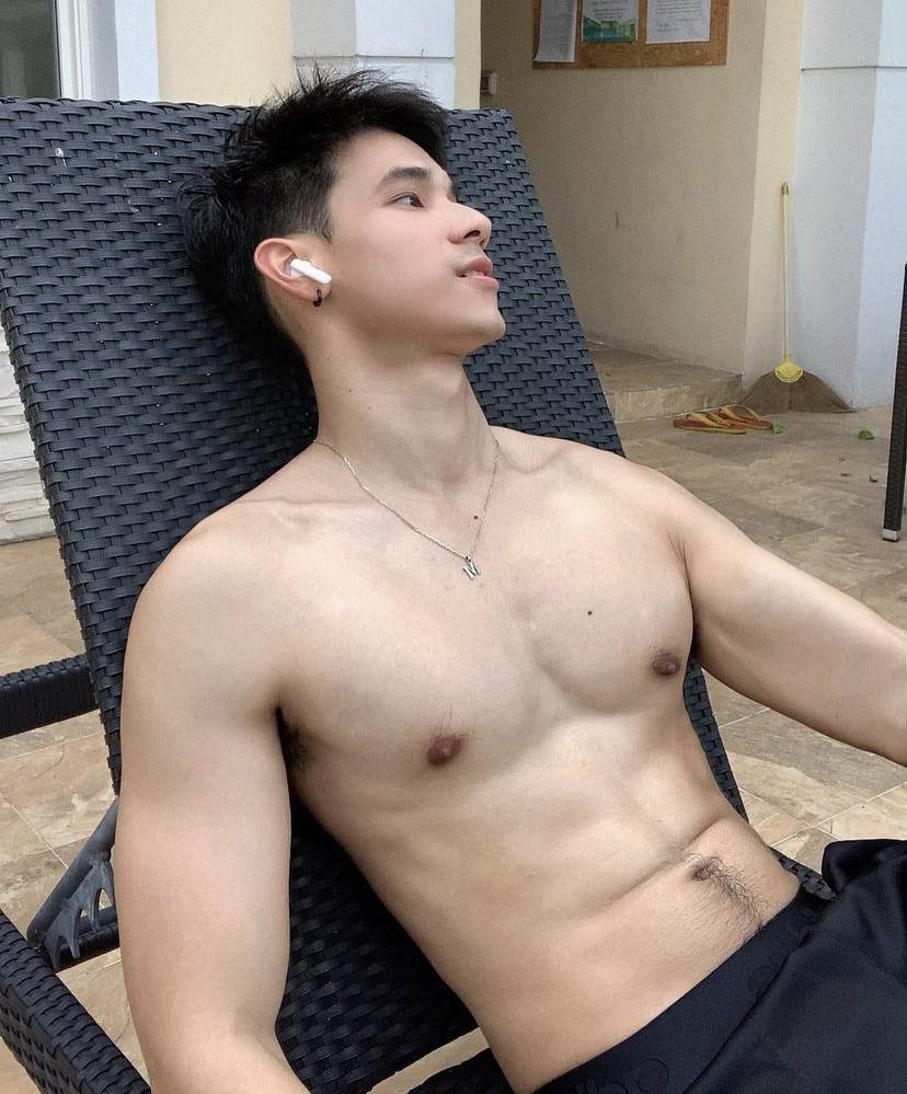 ผู้ชายนมแน่น (1)
