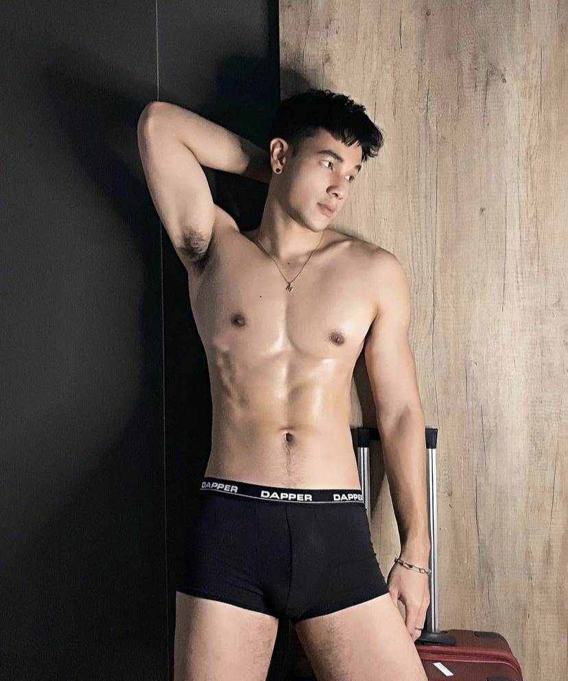 ผู้ชายนมแน่น (1)