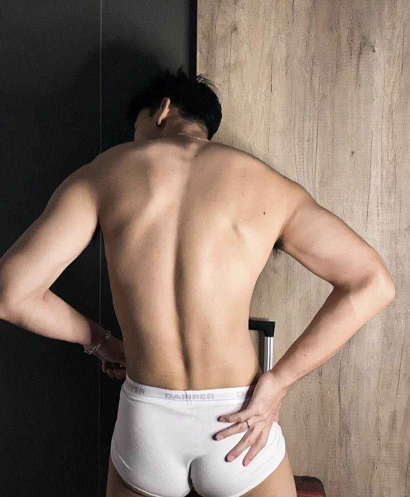 ผู้ชายนมแน่น (1)