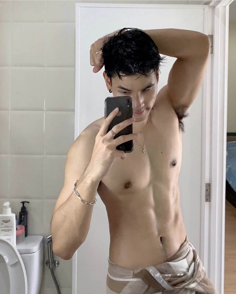 ผู้ชายนมแน่น (1)