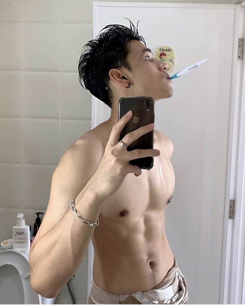 ผู้ชายนมแน่น (1)