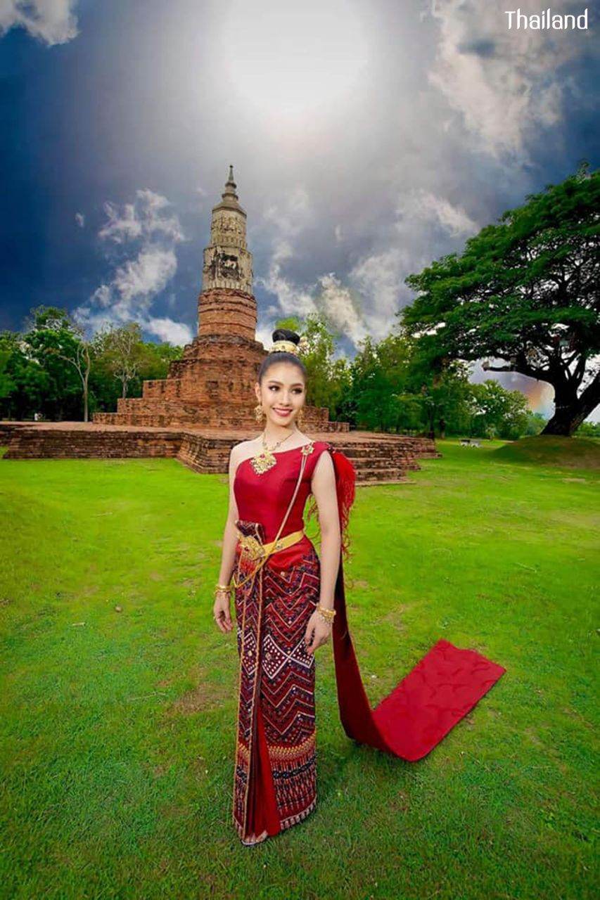 "Prae-wa Kalasin" TheQueen of Thai silk | THAILAND 🇹🇭