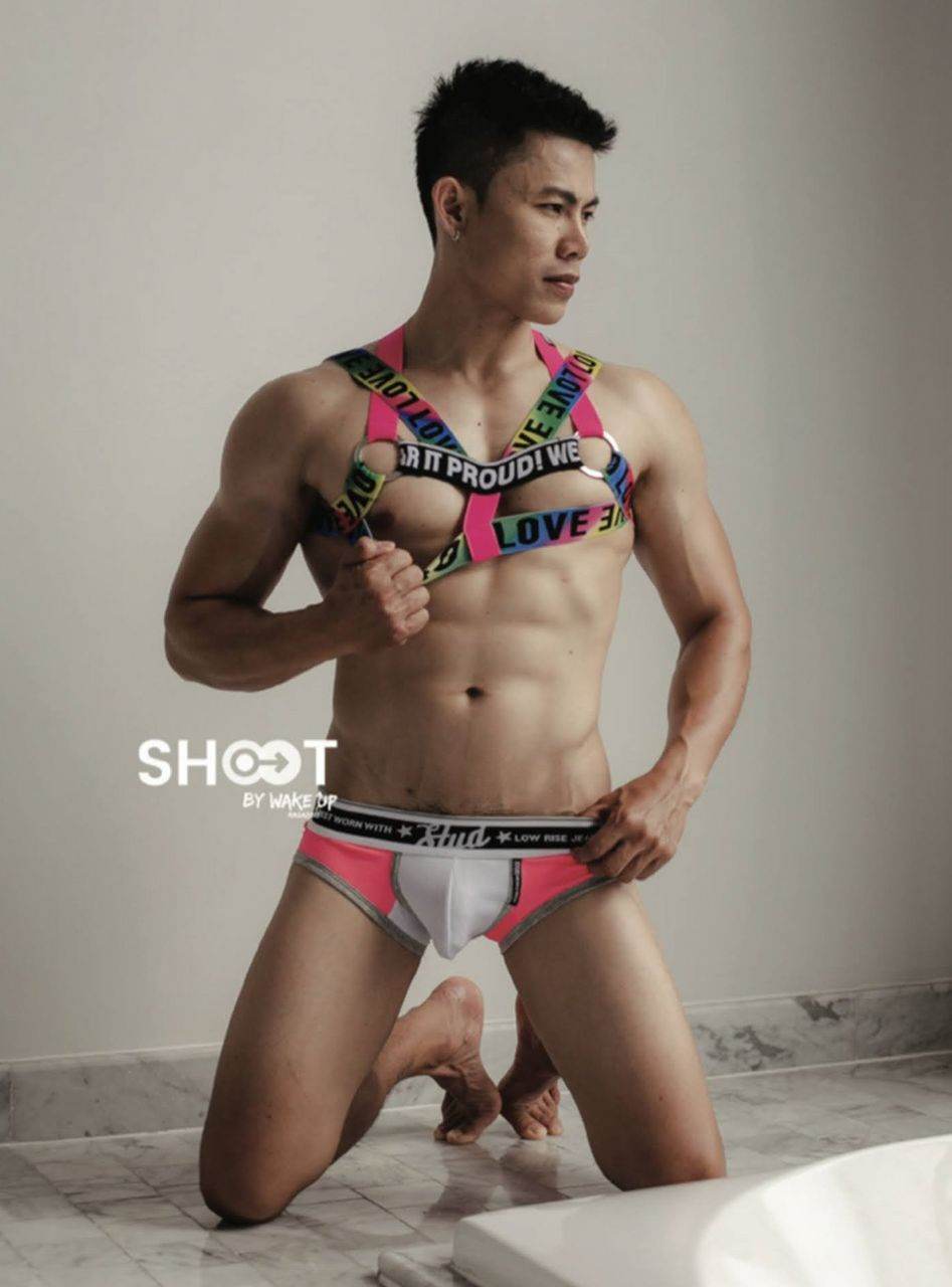 หนุ่มหล่อขึ้นปก 1025.5