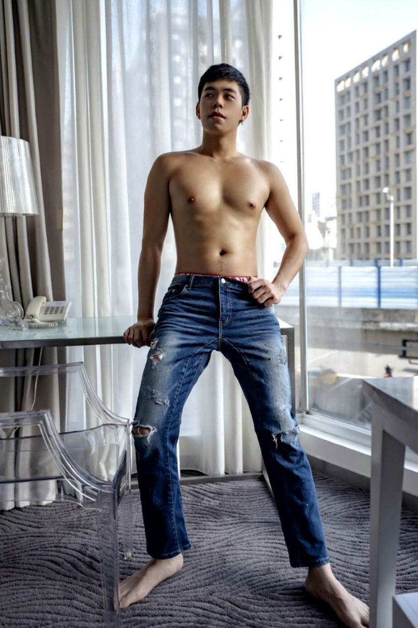 หนุ่มหล่อขึ้นปก 1031.1