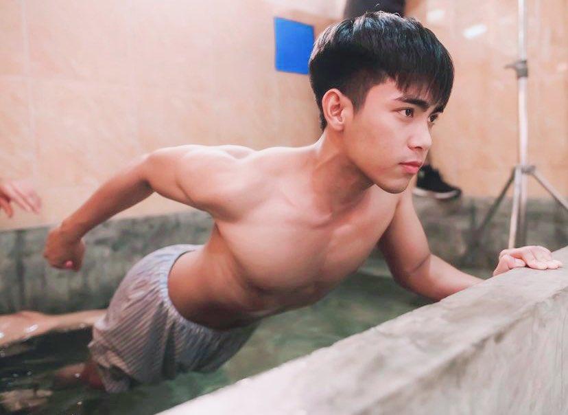 ถอดโชว์เรือนร่าง 2727