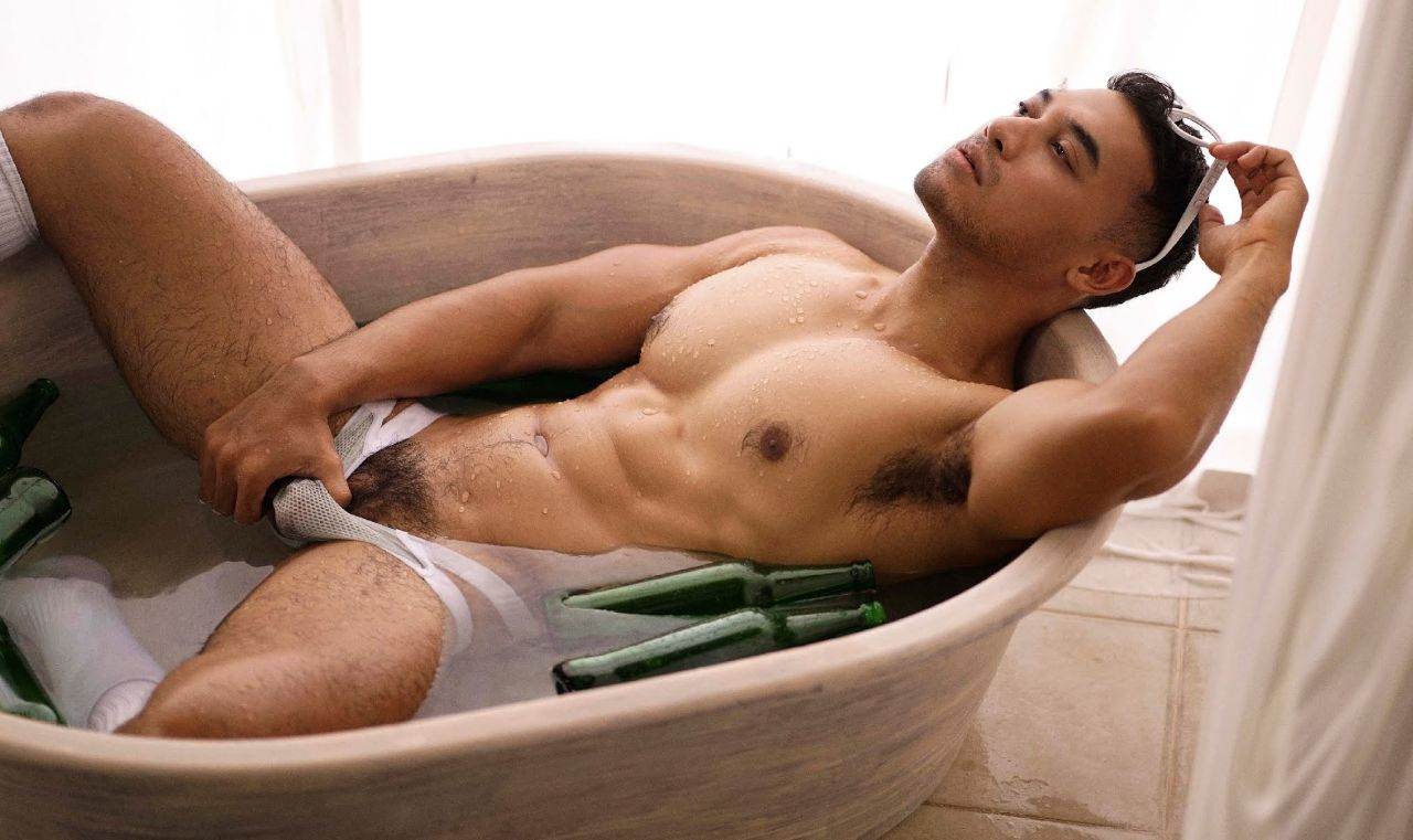 หนุ่มหล่อขึ้นปก 1032