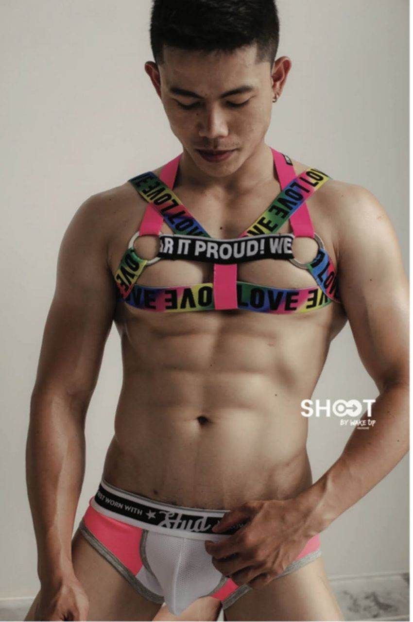 หนุ่มหล่อขึ้นปก 1025.6