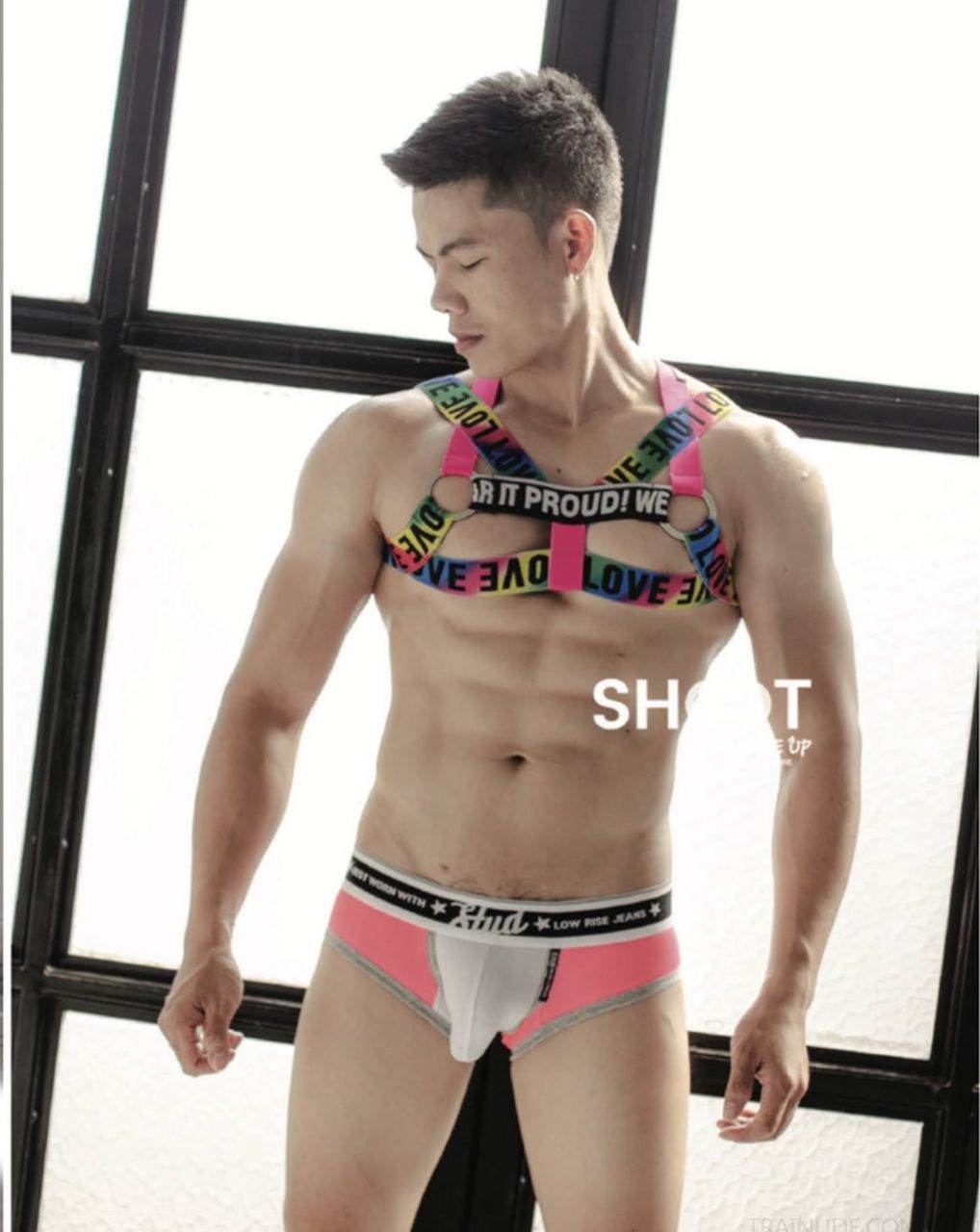 หนุ่มหล่อขึ้นปก 1025.6