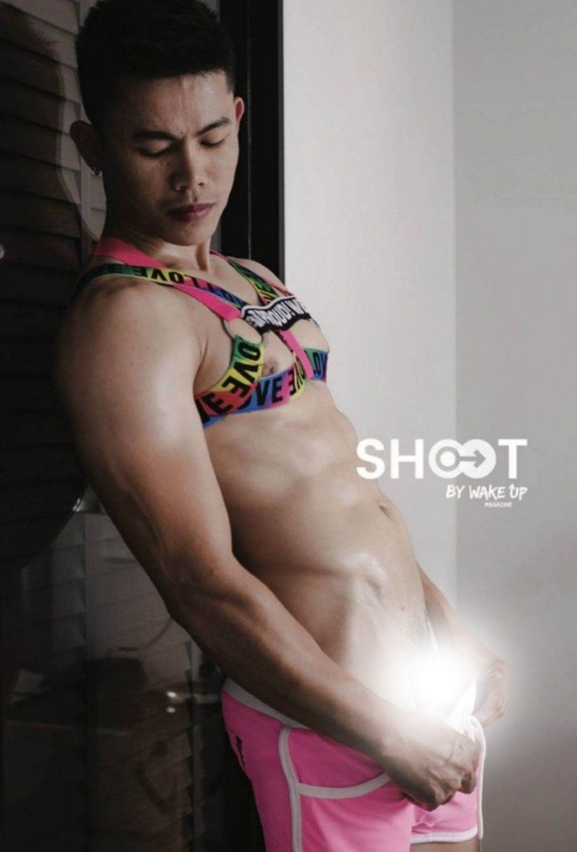 หนุ่มหล่อขึ้นปก 1025.6