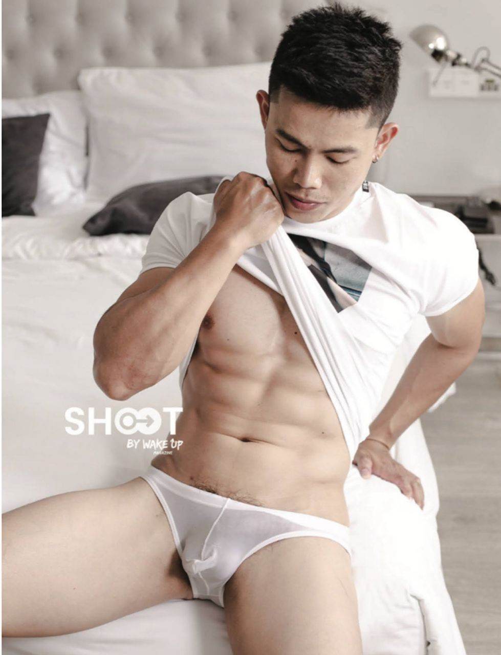 หนุ่มหล่อขึ้นปก 1025.7