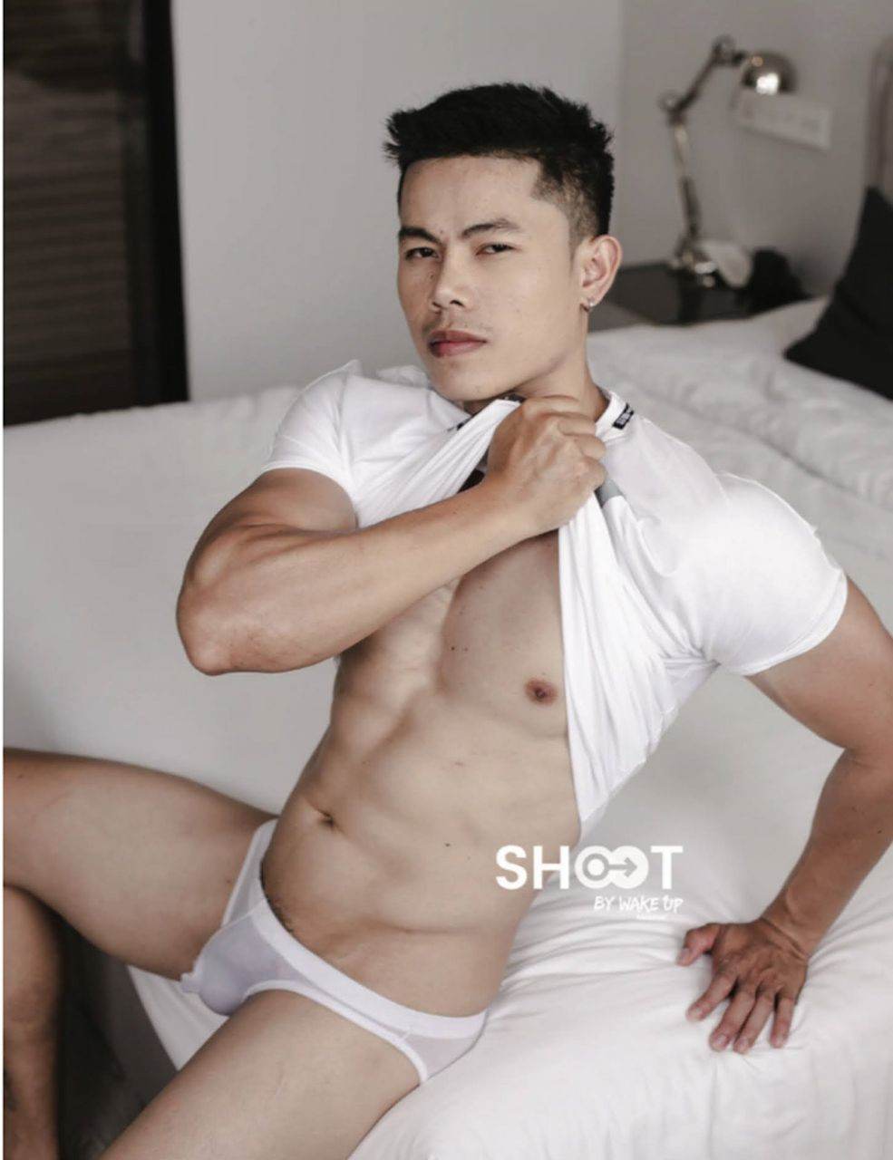 หนุ่มหล่อขึ้นปก 1025.7
