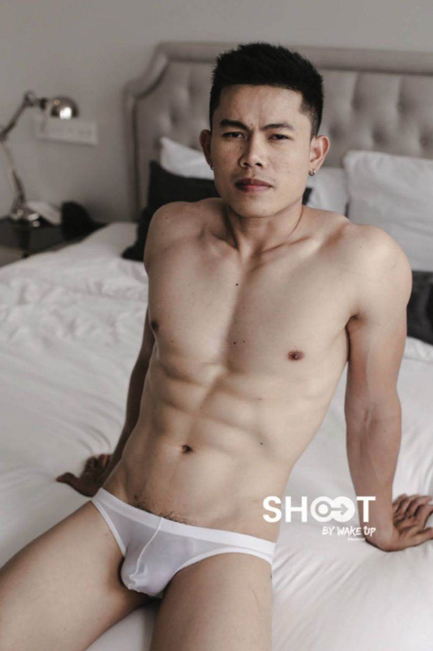 หนุ่มหล่อขึ้นปก 1025.7