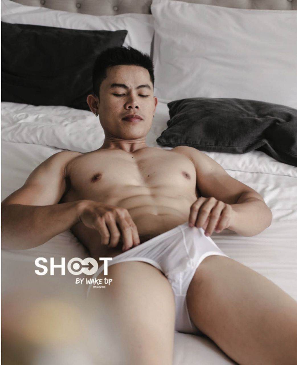 หนุ่มหล่อขึ้นปก 1025.7