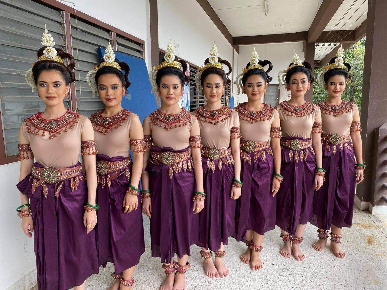 The beautiful floral jewelry on Thai apsara headdress | THAILAND 🇹🇭 ️