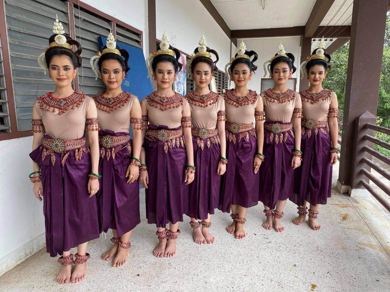 The beautiful floral jewelry on Thai apsara headdress | THAILAND 🇹🇭 ️