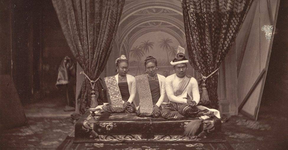 พระนางศุภยาจี พระนางสุภยาลัต และพระเจ้าธีบอ แห่งพม่า