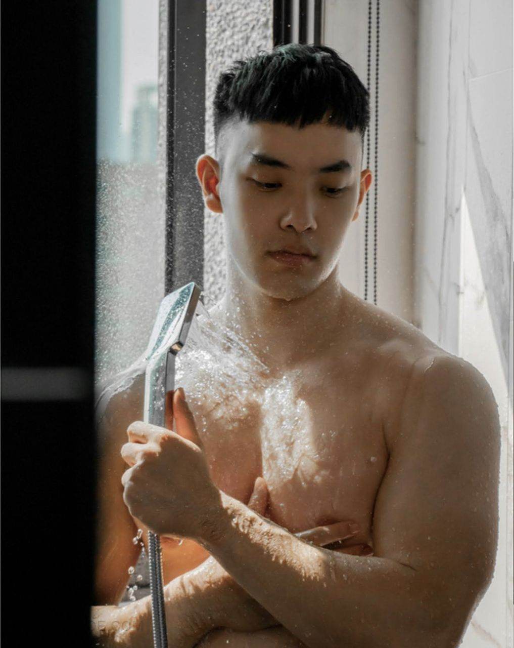 หนุ่มหล่อขึ้นปก 1027.7