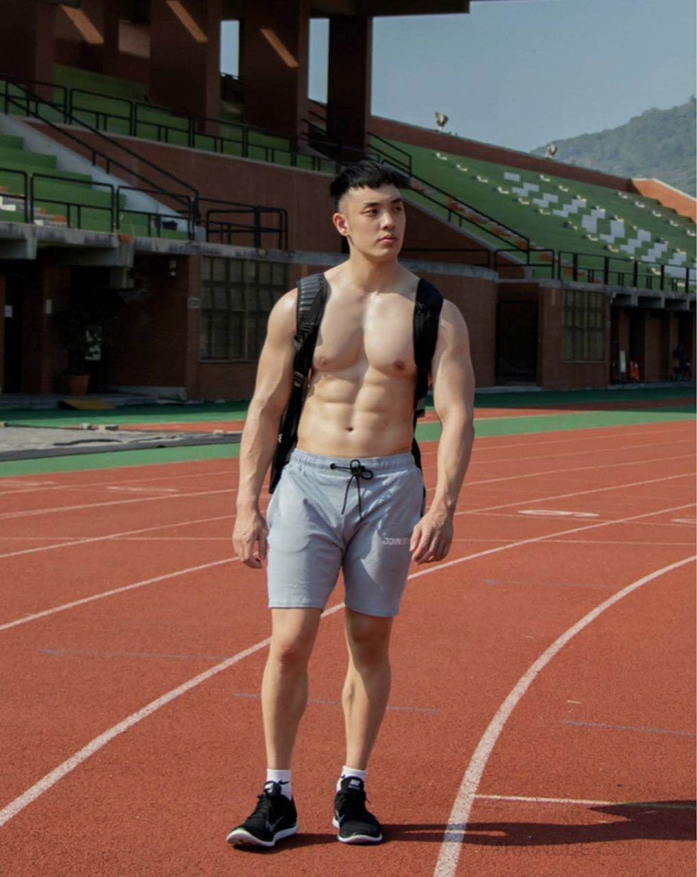 หนุ่มหล่อขึ้นปก 1027.7