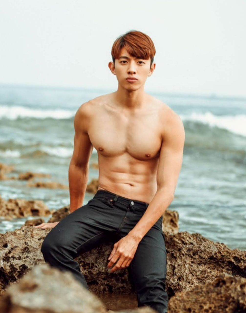หนุ่มหล่อขึ้นปก 1033