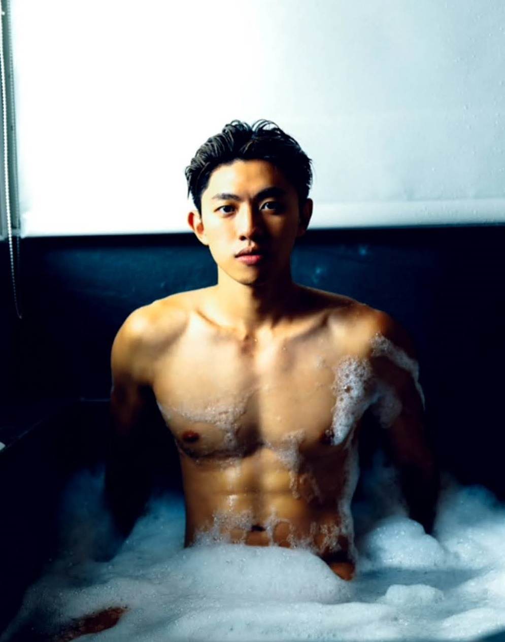หนุ่มหล่อขึ้นปก 1033