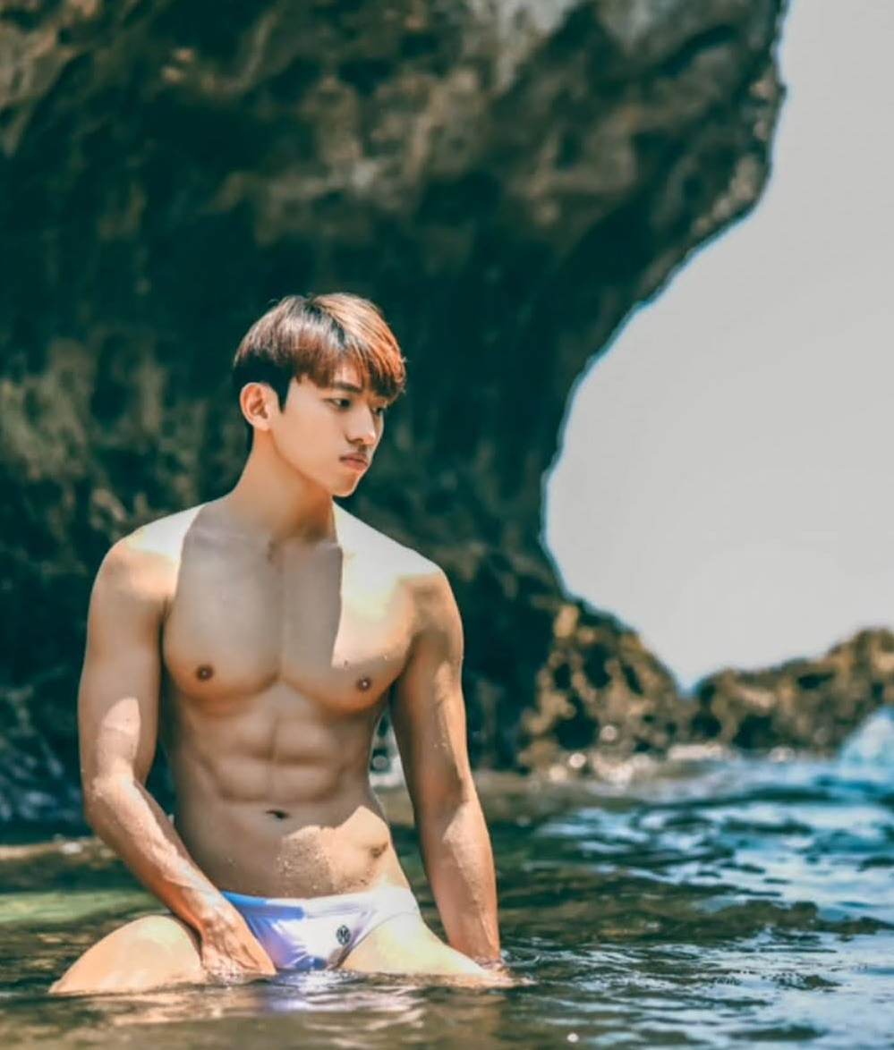หนุ่มหล่อขึ้นปก 1033