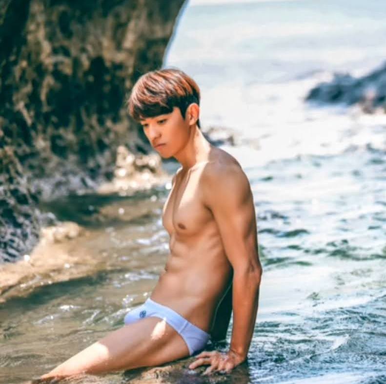 หนุ่มหล่อขึ้นปก 1033