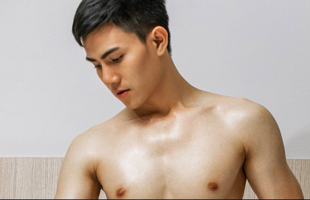 หนุ่มหล่อขึ้นปก 1034
