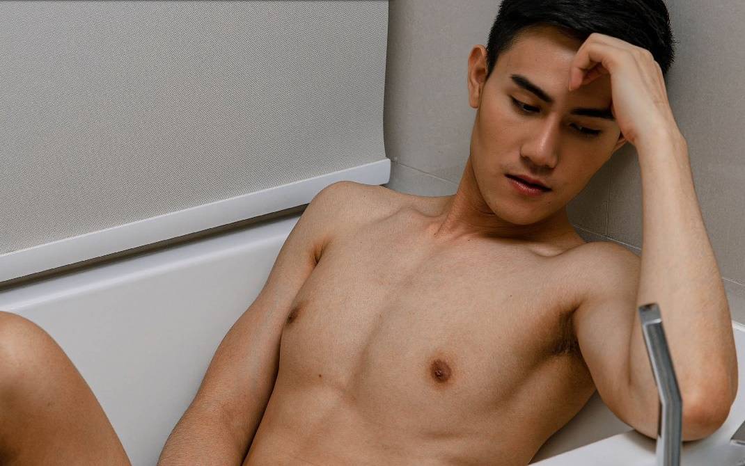 หนุ่มหล่อขึ้นปก 1034