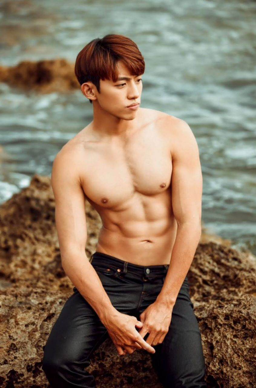 หนุ่มหล่อขึ้นปก 1033.1