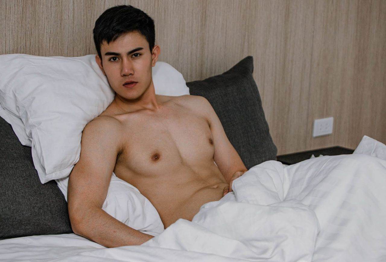 หนุ่มหล่อขึ้นปก 1034.1