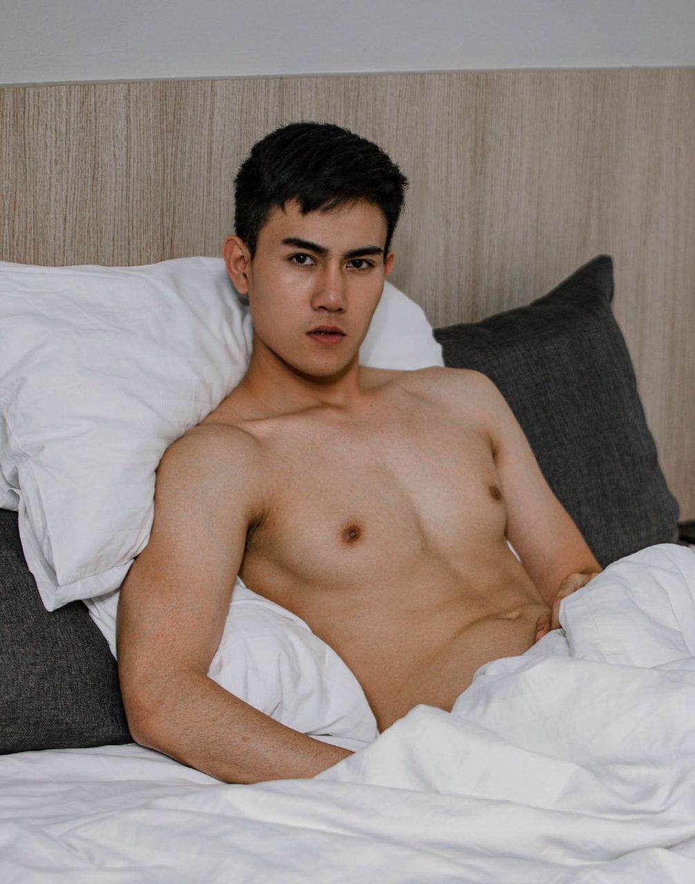 หนุ่มหล่อขึ้นปก 1034.1