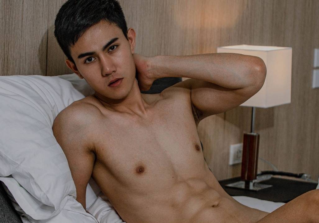 หนุ่มหล่อขึ้นปก 1034.2