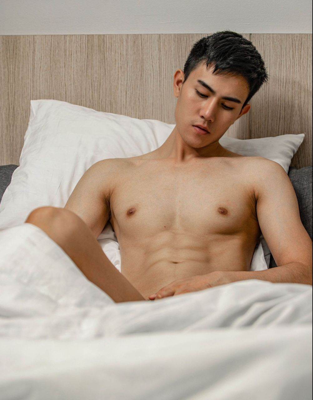 หนุ่มหล่อขึ้นปก 1034.2