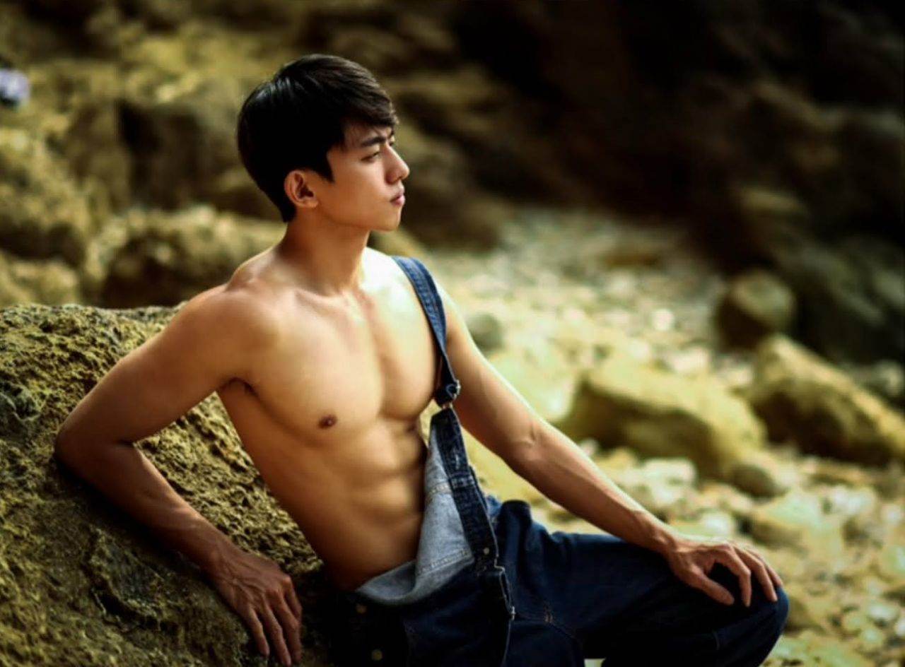 หนุ่มหล่อขึ้นปก 1033.3
