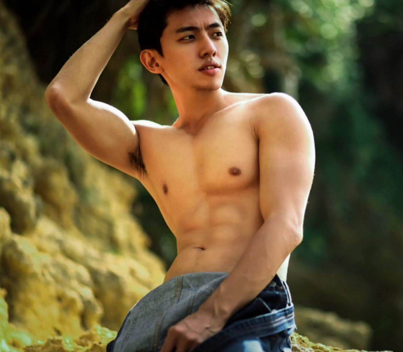 หนุ่มหล่อขึ้นปก 1033.3