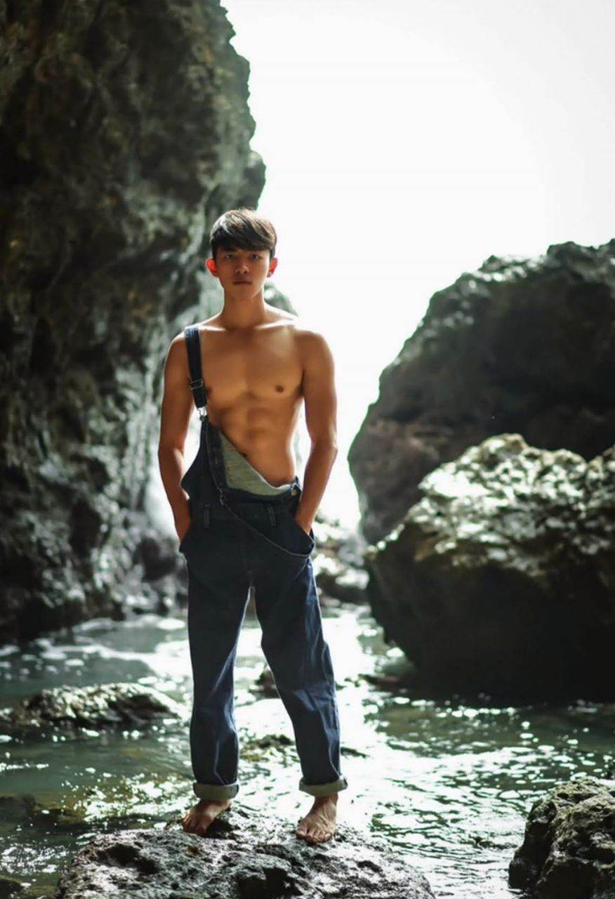 หนุ่มหล่อขึ้นปก 1033.3