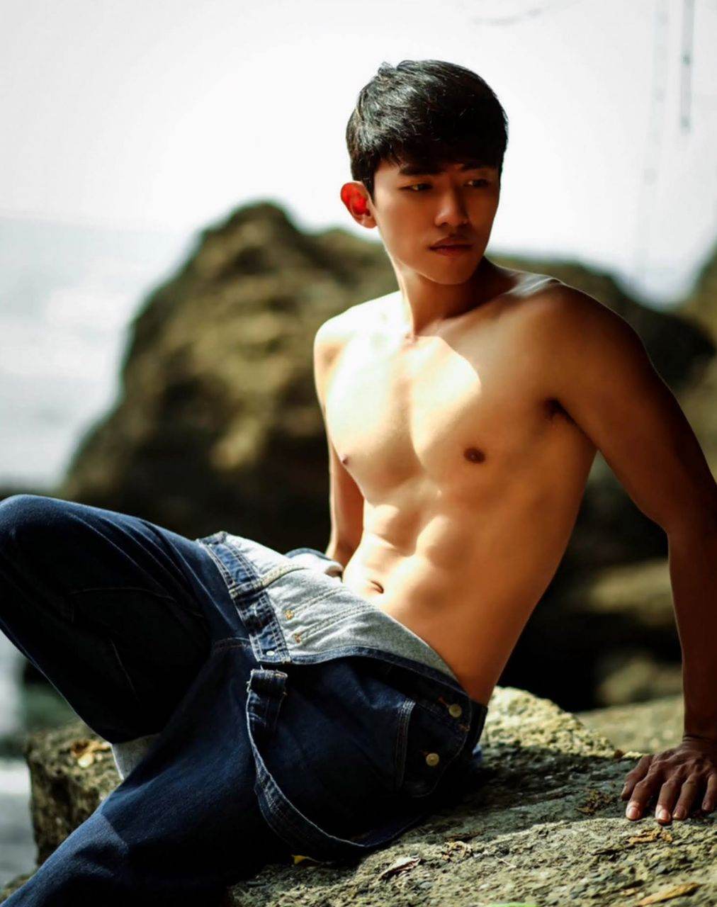 หนุ่มหล่อขึ้นปก 1033.3