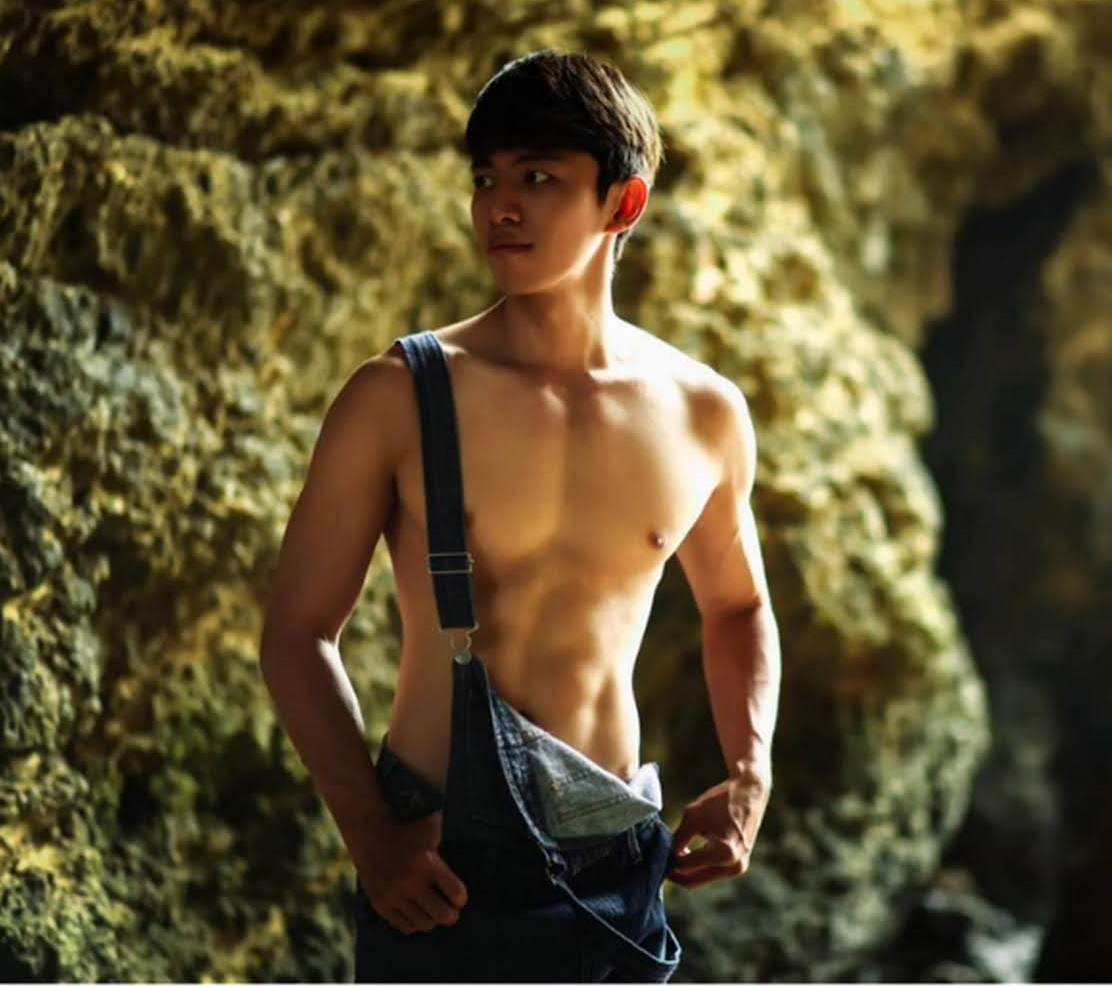 หนุ่มหล่อขึ้นปก 1033.3