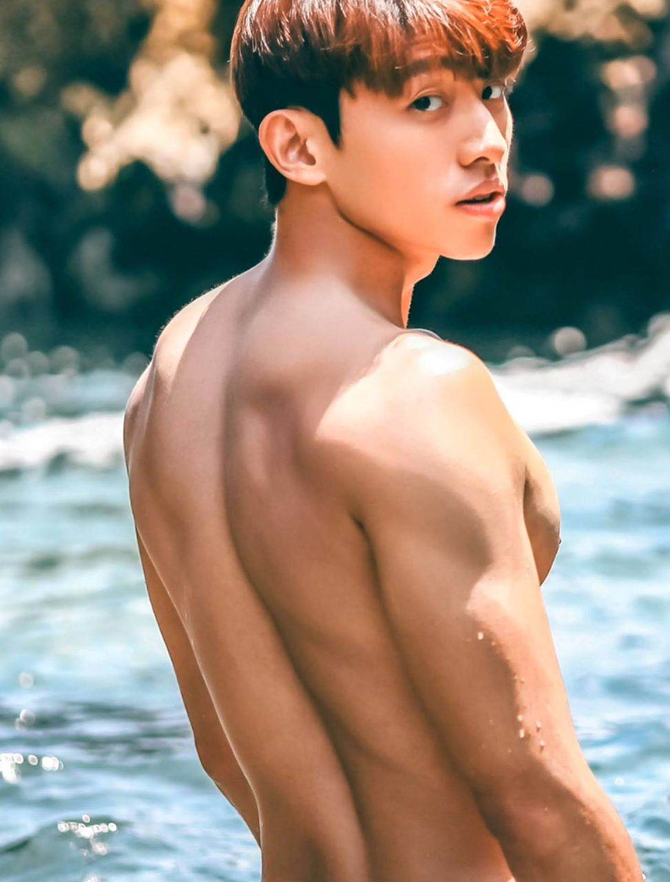 หนุ่มหล่อขึ้นปก 1033.3