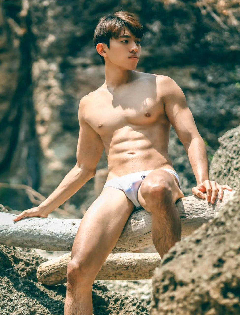 หนุ่มหล่อขึ้นปก 1033.3
